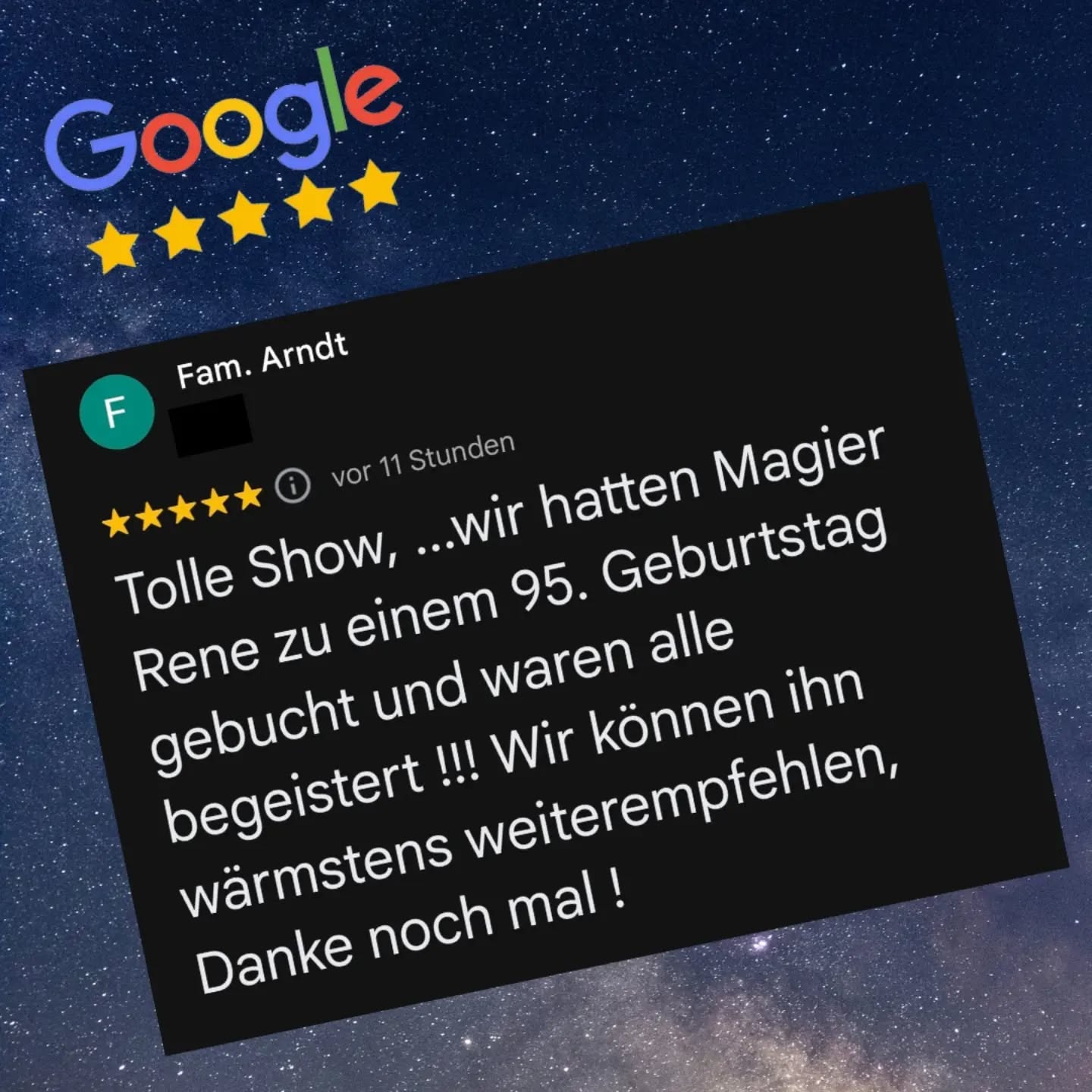 Mann im Anzug zaubert für Gäste am Tisch.