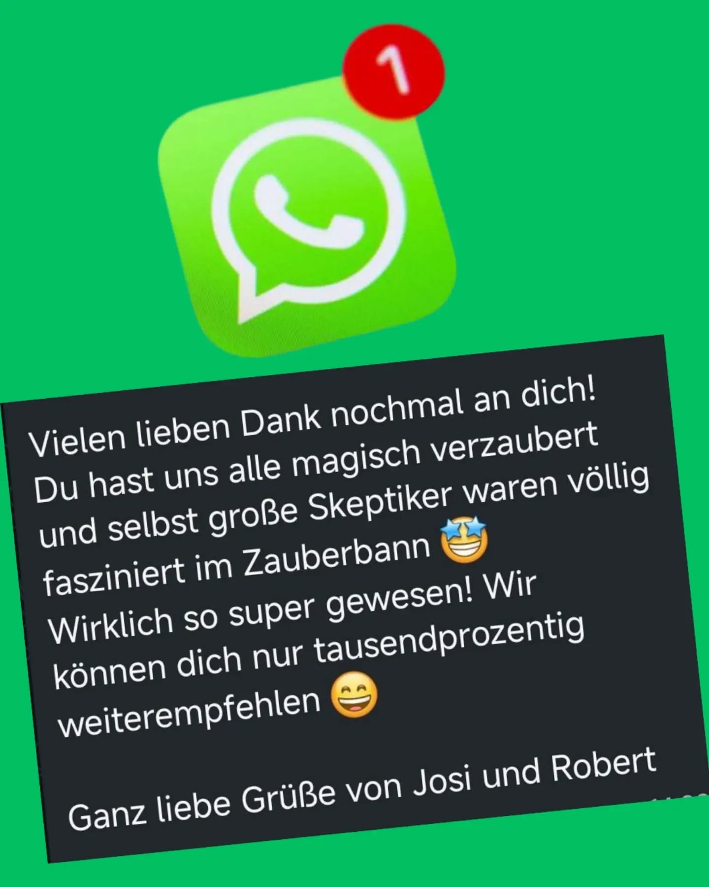 Mann im Anzug zaubert für Gäste am Tisch.