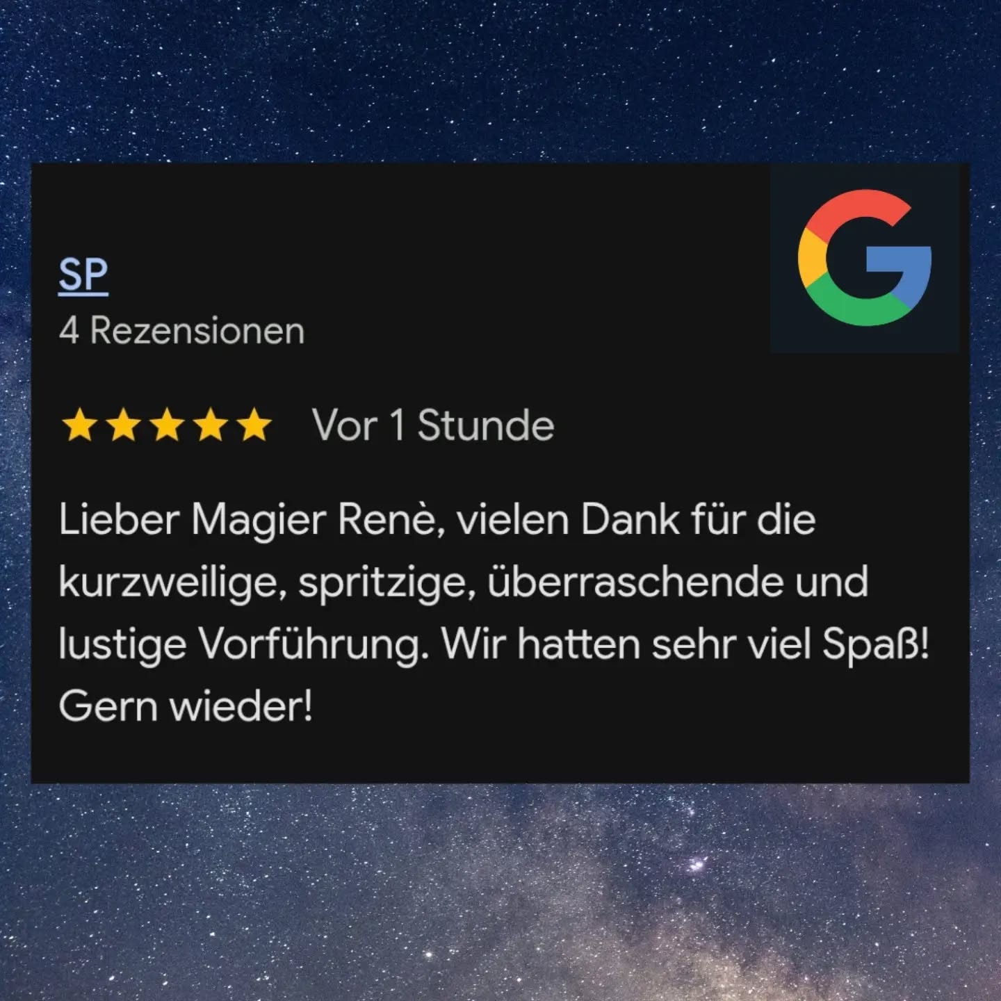 Mann im Anzug zaubert für Gäste am Tisch.