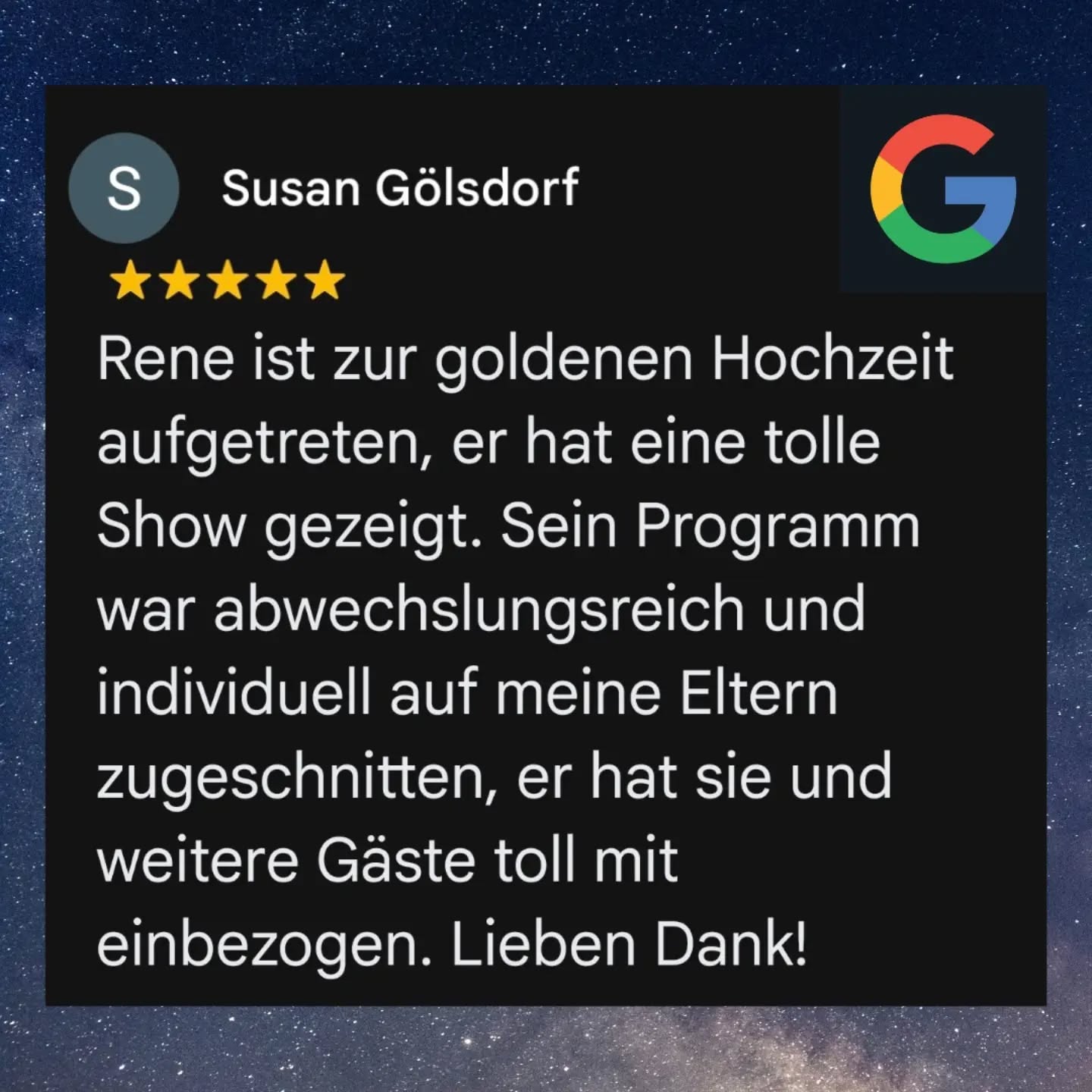 Mann im Anzug zaubert für Gäste am Tisch.