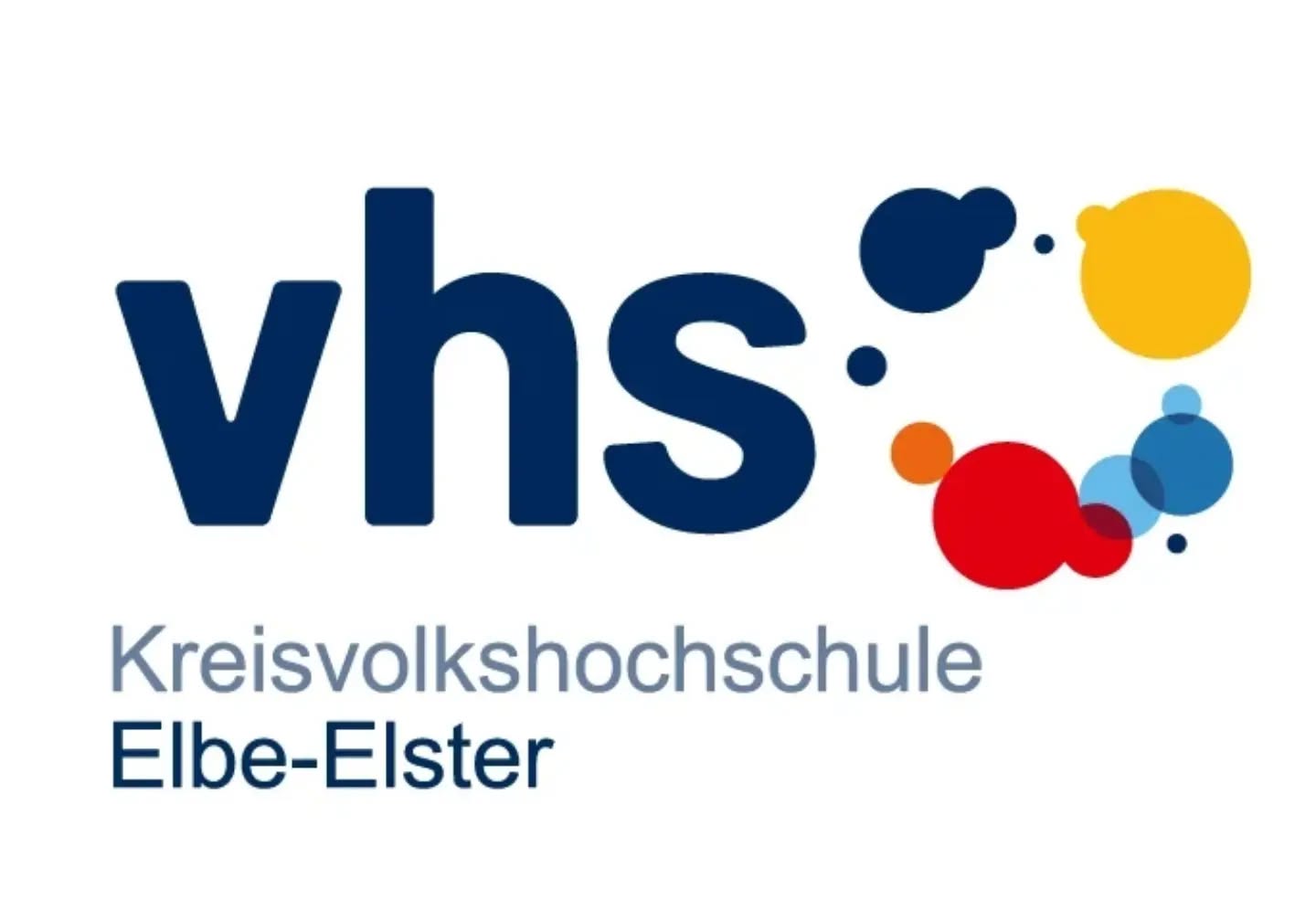 Mann im Anzug zaubert für Gäste am Tisch.